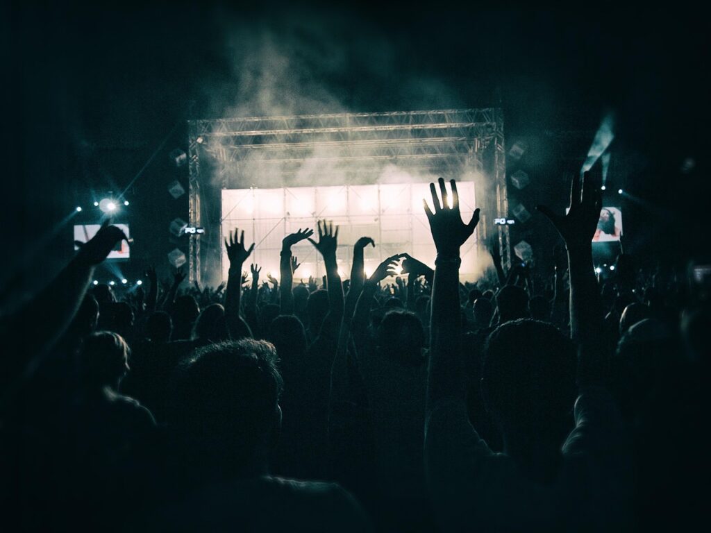 activedia-crowd-1056764_1280